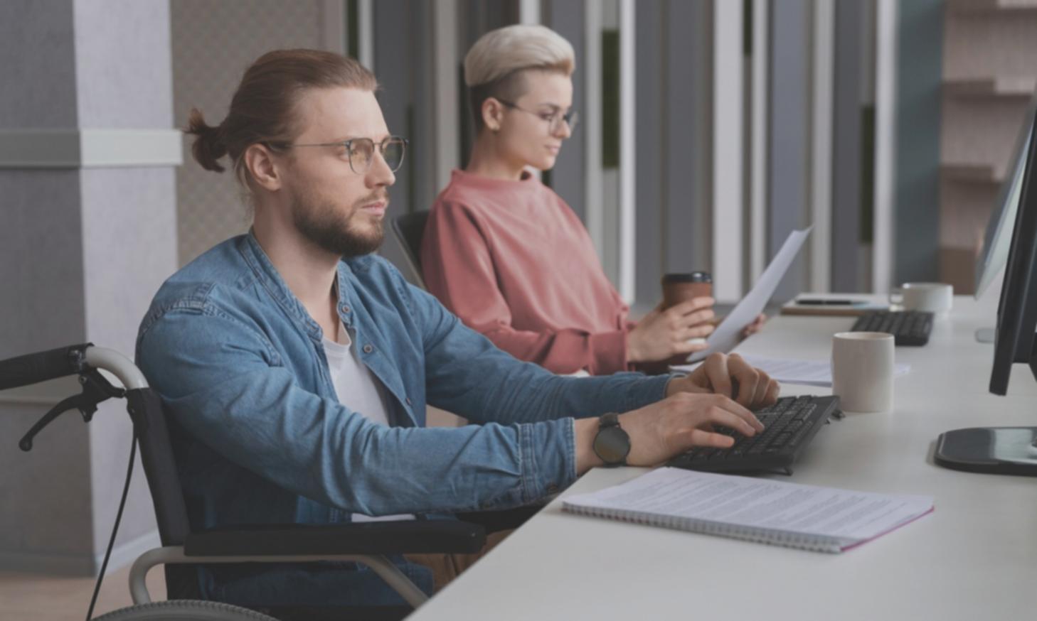 Internationale Studierende arbeiten gemeinsam an Interface-Design-Projekten in modernem Berliner Lernstudio