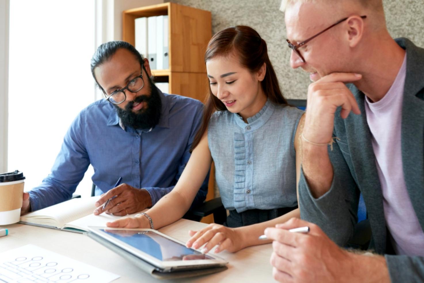 Moderne Arbeitsplätze mit mehreren Monitoren für Design-Arbeit