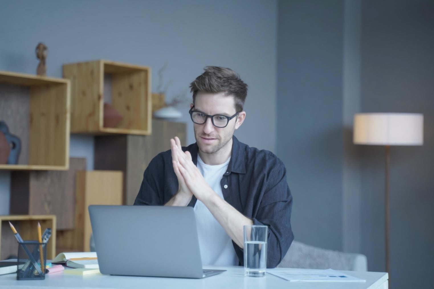 Studierende arbeiten gemeinsam an Web-Entwicklungsprojekten