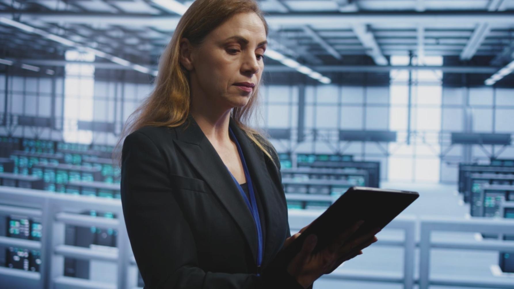 Mentoring-Session zwischen Dozent und internationaler Studentin bei der Portfolio-Besprechung